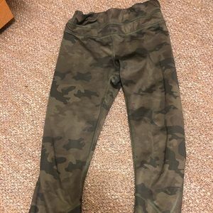 size 4 camo gator green cropped lululemon leggings